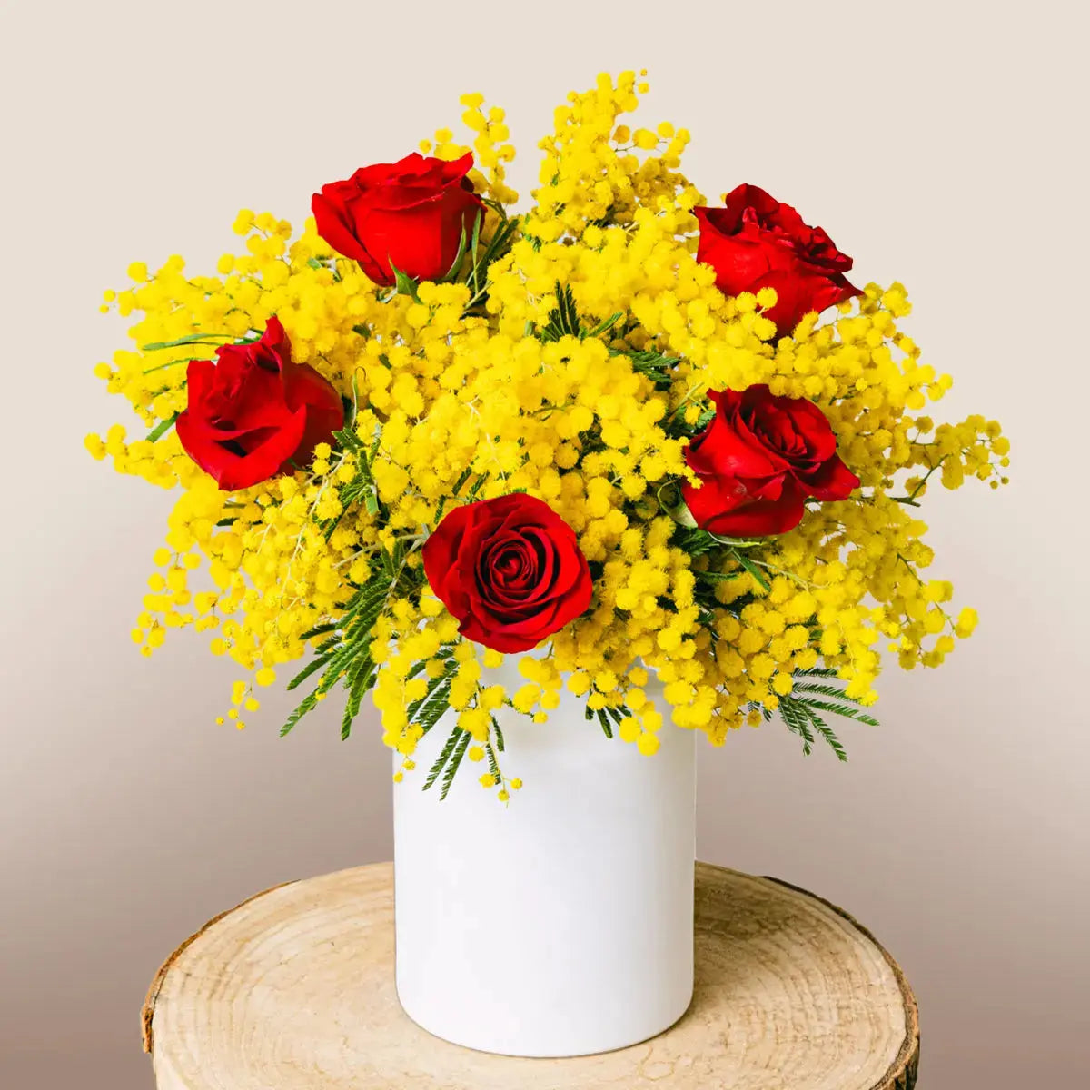 Czerwone róże i mimoza