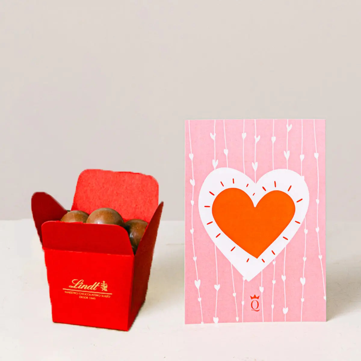 Czerwone róże i mimoza